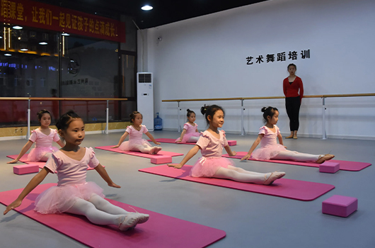 我司成功铺设PVC塑胶地板，共同构建高品质舞蹈练习环境